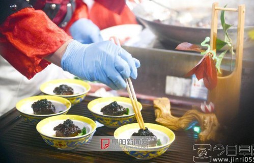 这是一场锅铲翻飞、鲜香四溢的“激战”