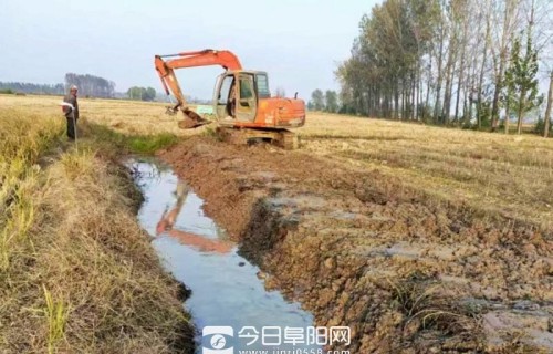 阜南县郜台乡：因地制宜排积水 服务秋种保丰收